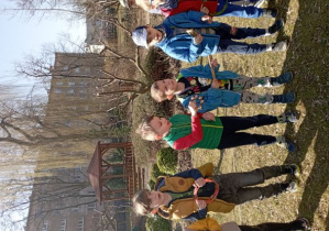 Dzieci w ogrodzie przedszkolnym grają na instrumentach na powitanie wiosny